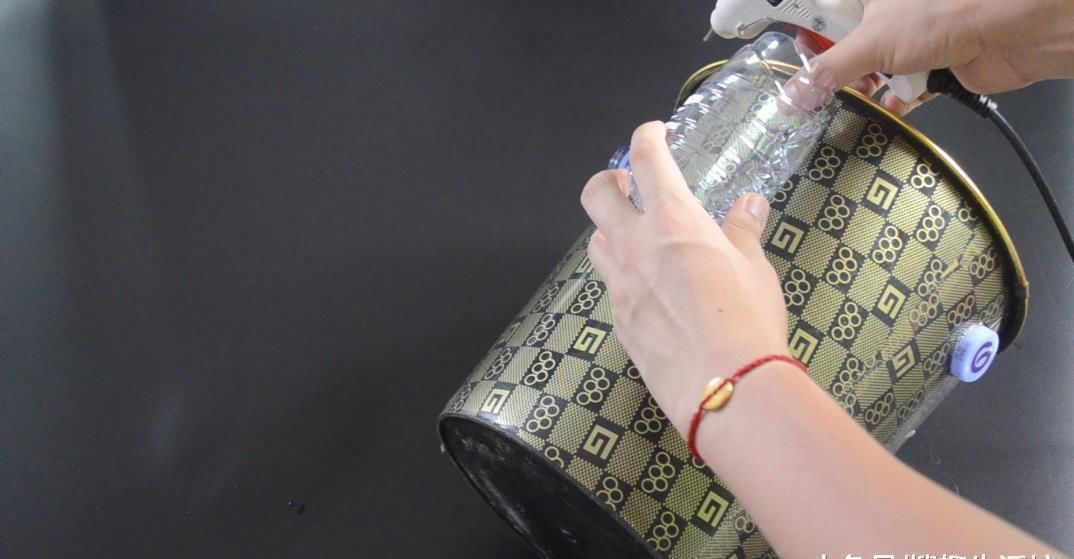 妙用|垃圾桶上粘一个塑料瓶, 一年还能帮家里省不少钱, 可惜知道的人不多