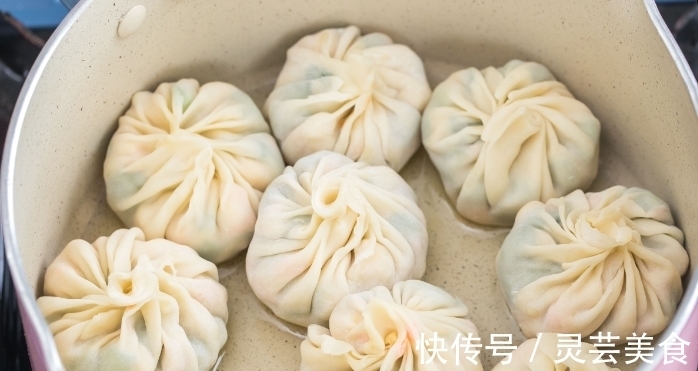 跟我学做包子,无需和面擀皮,半小时搞定,外焦里嫩,比小笼包好