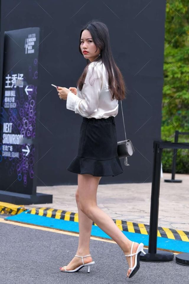 白色真丝衬衫，搭配黑色百褶裙，温柔又优雅