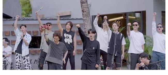 鄭伊健曝《哥哥》C位成團后, 陳小春經常向自己炫耀, 原因夠笑三天