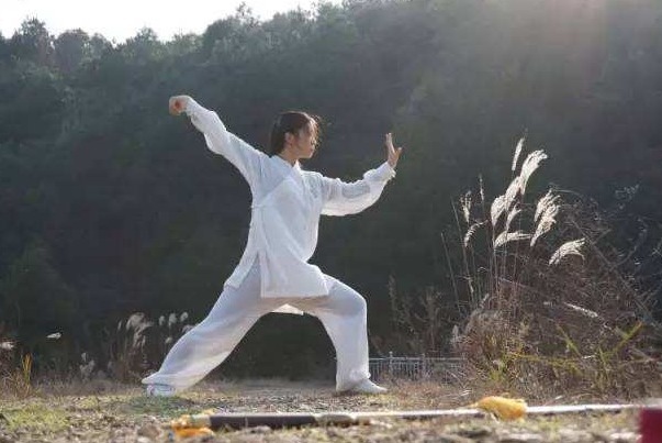 风湿性关节炎|膝盖痛的人都会收藏这个秘方，不用花一分钱，一招化解疼痛！