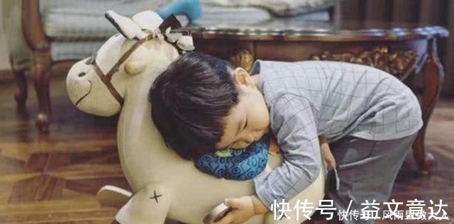 奶瓶|宝爸给儿子买了个玩具,每次拿出来孩子都哭,宝妈知道原因后笑喷