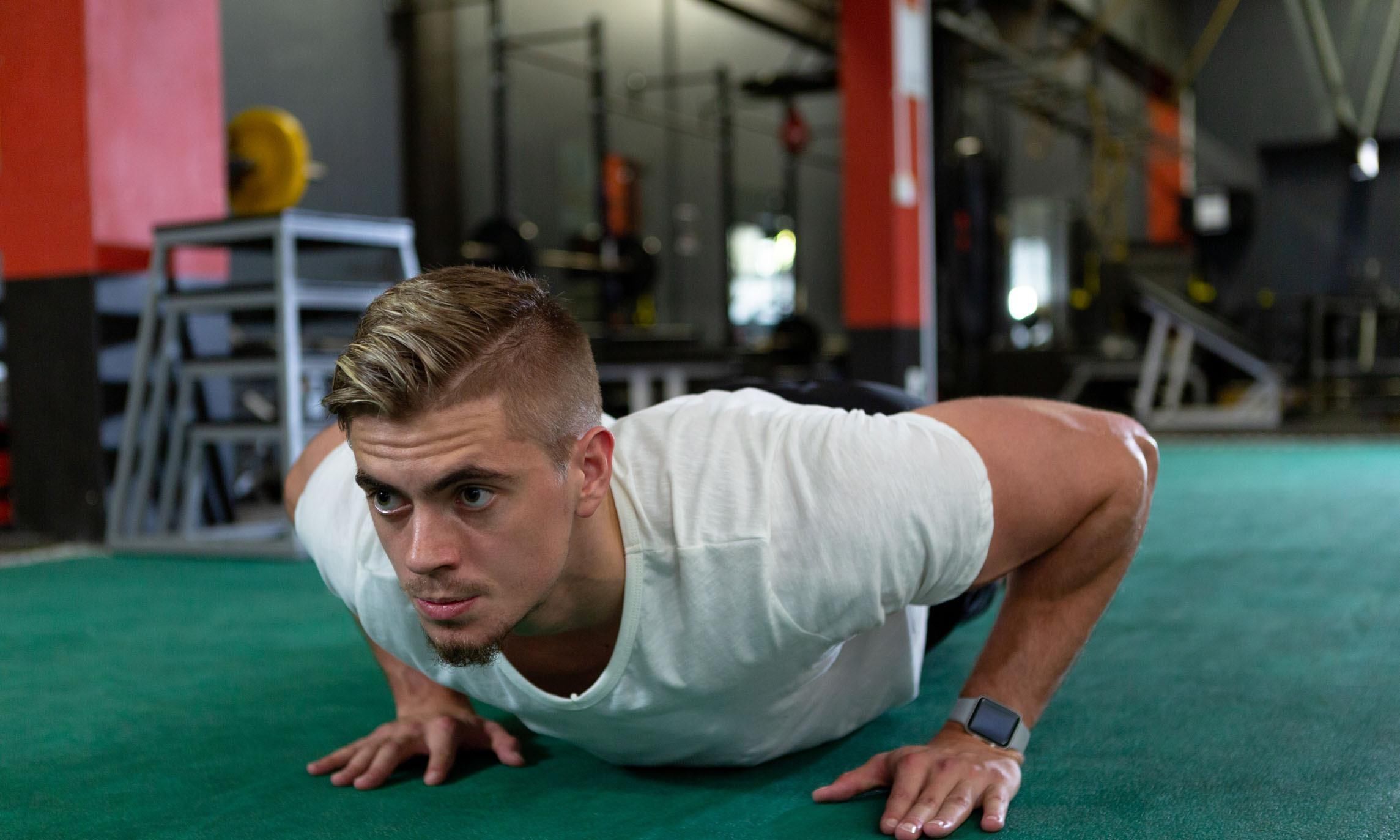 胸肌|想要通过俯卧撑练出饱满胸肌,只需要加入俯卧撑的变式和一件神器