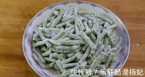 干面粉|夏天豆角多,别只会炒着吃,教您一个别样做法,好吃不油腻营养高