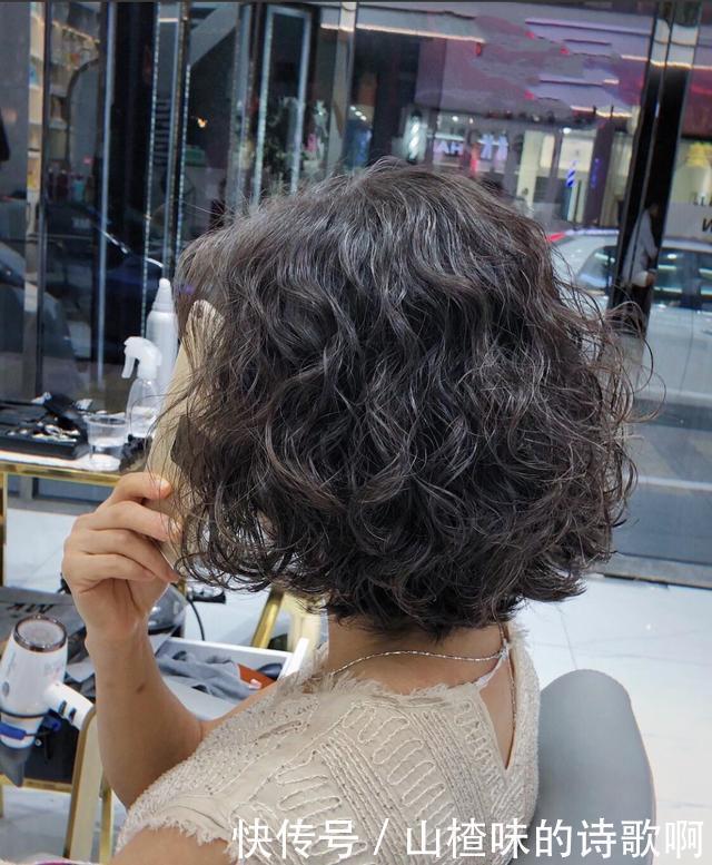 2020秋冬流行全头烫发型20款，蓬松保暖又洋气，你烫同款了吗