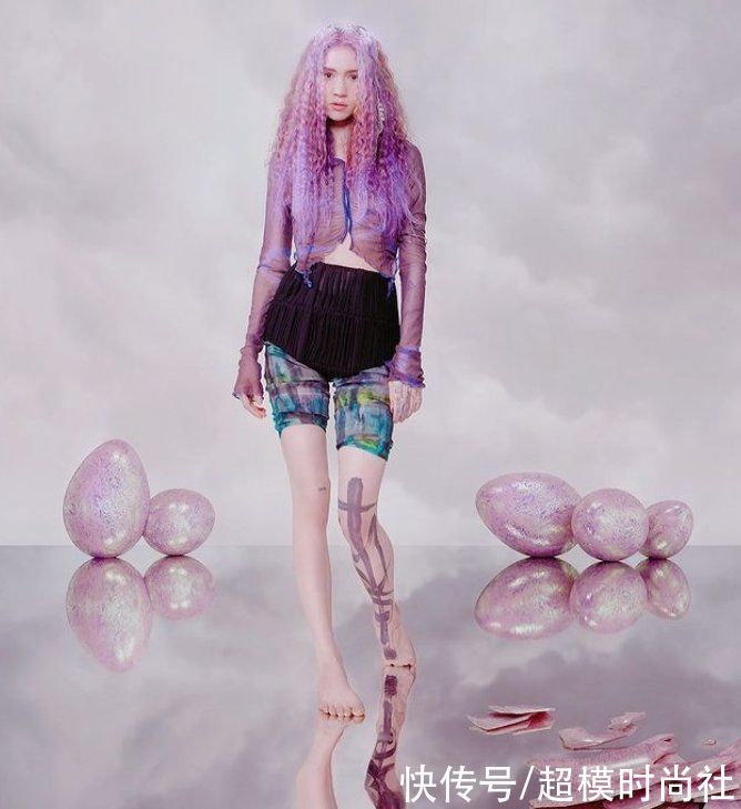 马斯克女友20分钟赚3900万！穿怪异昆虫装拍照，秀迷人锁骨