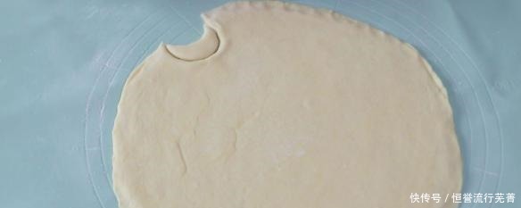  这不是水果，但有一个和水果一样的名字，皮脆，形似羊角