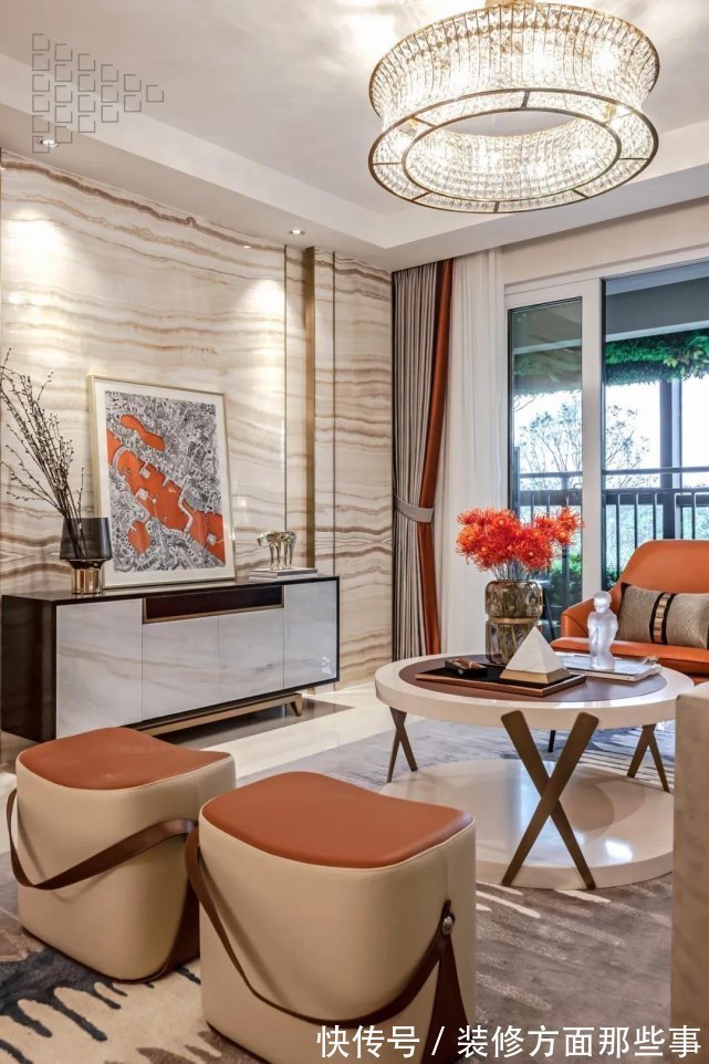 软装|100平现代轻奢风三居室,橙色软装有一种华丽温馨的活力空间感