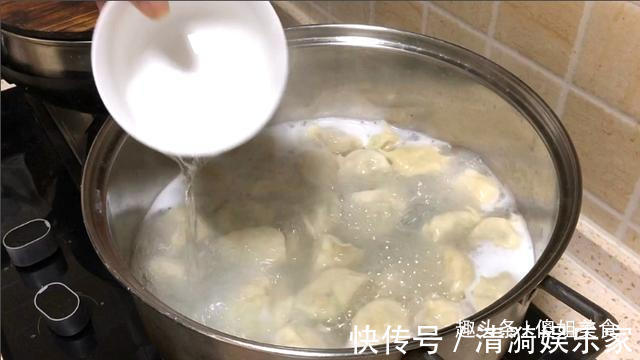 饺子|包韭菜饺子时，直接拌馅是大错特错！多加一步，韭菜翠绿、不出水