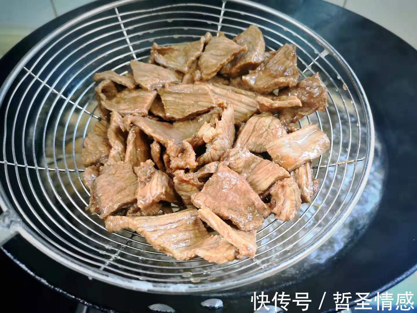 香菜拌牛肉|天一热就想吃这菜,切片一腌一煮浇上料汁,入味下饭,真解馋!