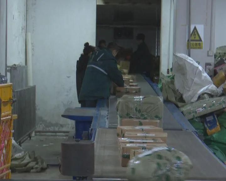 防疫|《佳话民生》快递迎来高峰期 安全防疫不可少