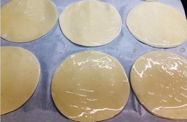 饺子皮这样做，比薯片好吃，嘎嘣脆，做一盘端上桌就被抢光