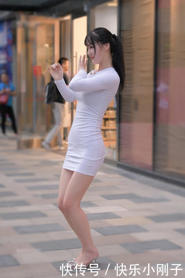 四叶草 小姐姐多才多艺的展示,让她显得更加出众,时尚街头真是她的舞台