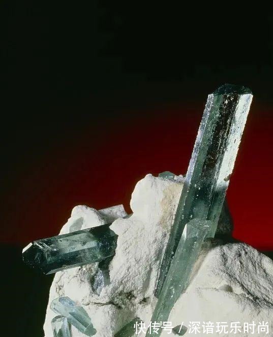 佳士得 看过了这些珠宝，我才读懂了祖母绿的“年轻范”！