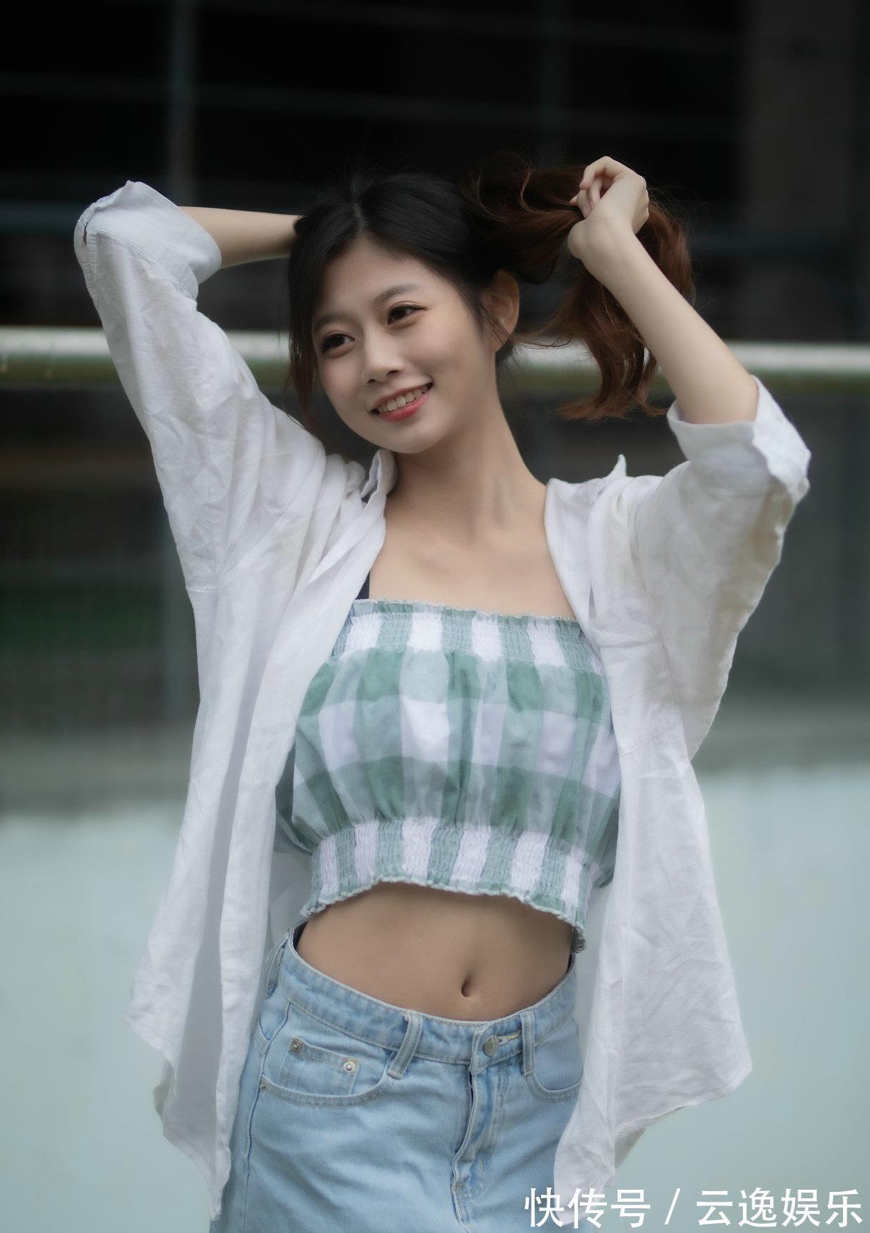 时尚 吊带的露脐装,是夏日里最清凉的穿搭,简约的款式非常的个性时尚