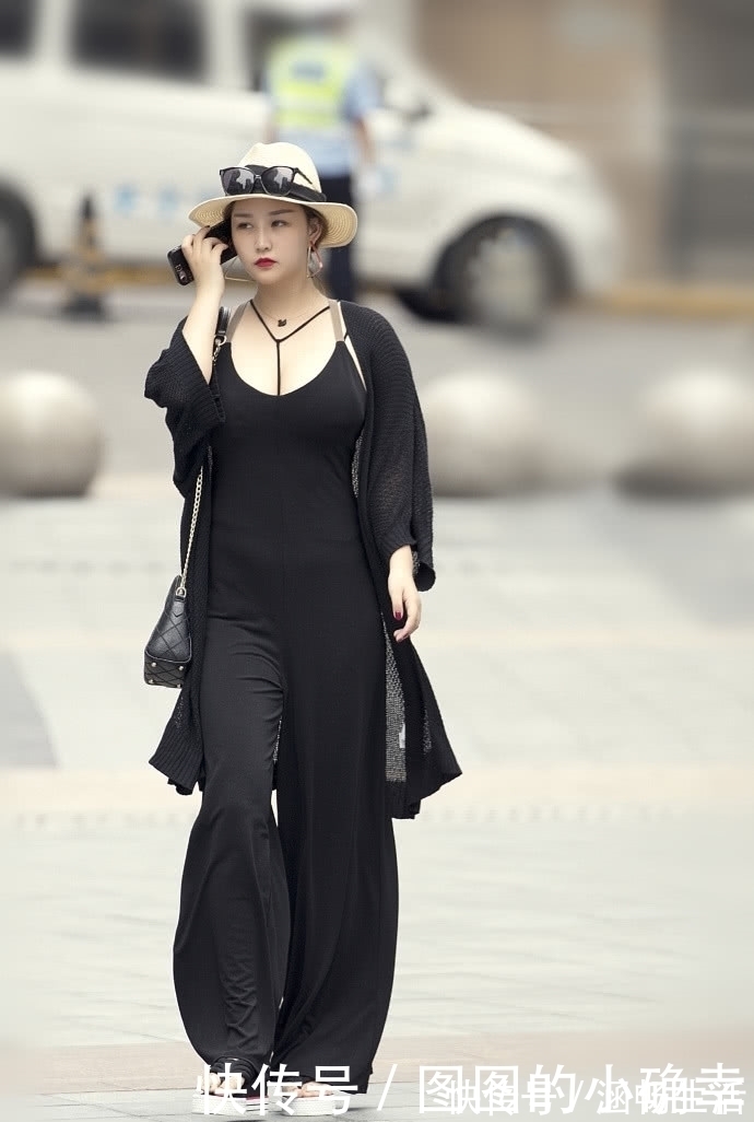 紧身|街拍:女孩穿着紧身短裙,一头黑色长发,有种邻家女孩的气质!