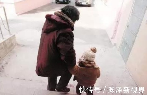 奶奶|45岁奶奶和45岁妈妈,在小区都是带娃,差距不是一般的大