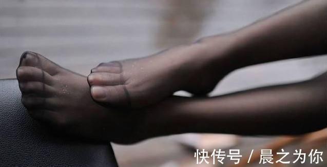 搭配 银色个性优雅高跟鞋搭配,凸显出女生自身优雅气质更加迷人