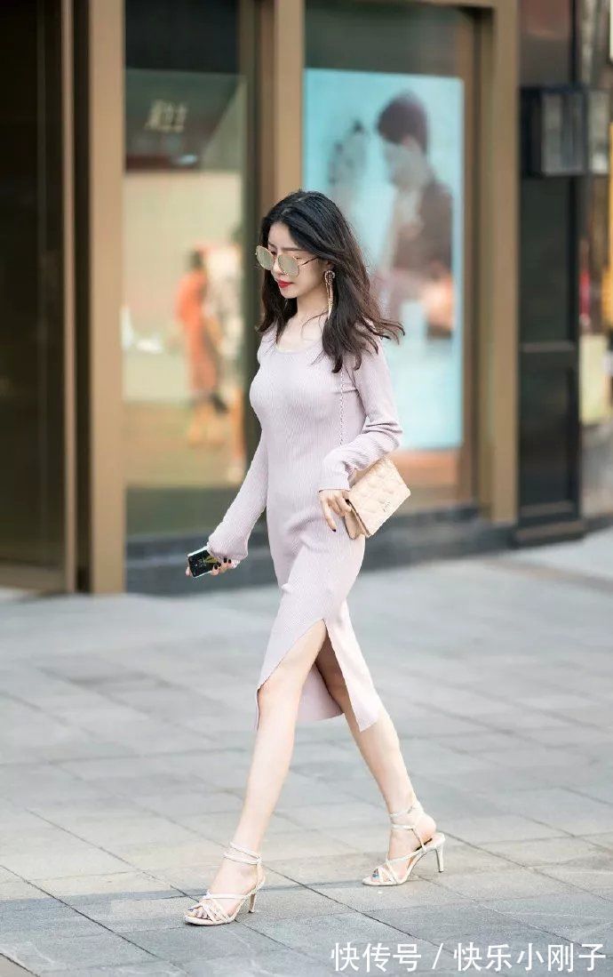 包臀裙 裸色的吊带连衣裙,上半身带褶皱设计,看上去十分的有质感