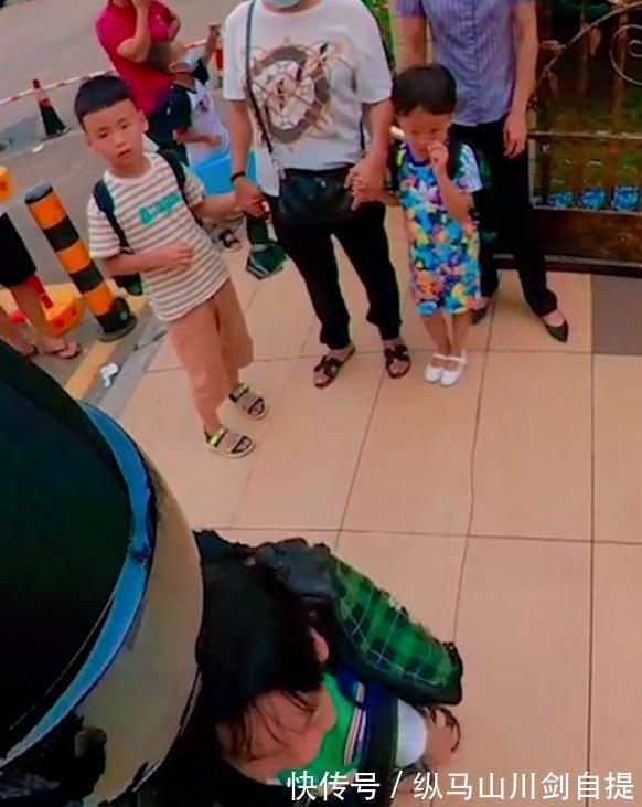 幸福的童年|故事:新奇又有爱!父亲扮未来战士去幼儿园接儿子,保安大叔拿防暴叉准备对战