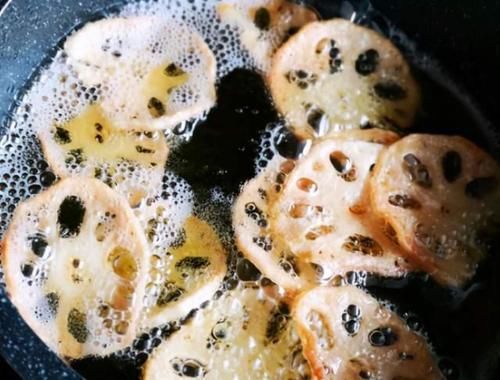 炸藕片时,别直接下锅,多加1个步骤,藕片香酥脆,金黄不发黑