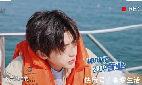 坤坤|跑男搜集采訪素材，baby卻對(duì)著蔡徐坤拍，看到成片，不當(dāng)站姐可惜了