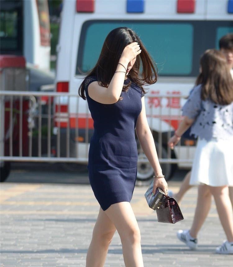 阿姨 40岁的美丽阿姨,脚底踩一双“小船”,老公担心她歪倒