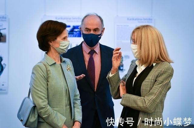 布丽吉特|法第一夫人终于换发型了!穿黑丝袜配高跟鞋,马克龙笑得合不拢嘴