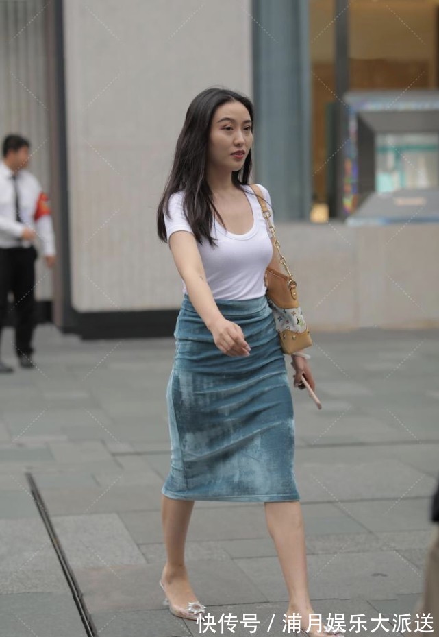 小姐姐|白绿色系搭配是“经典”，包臀裙加简洁的白色上衣，复古感满满