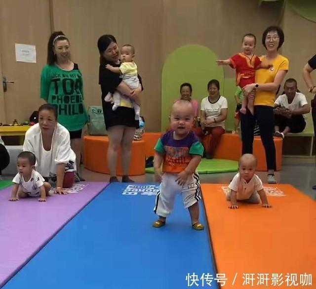 宝宝|宝宝参加爬行比赛,半路却学会“走路”,其他宝宝一脸懵:他犯规
