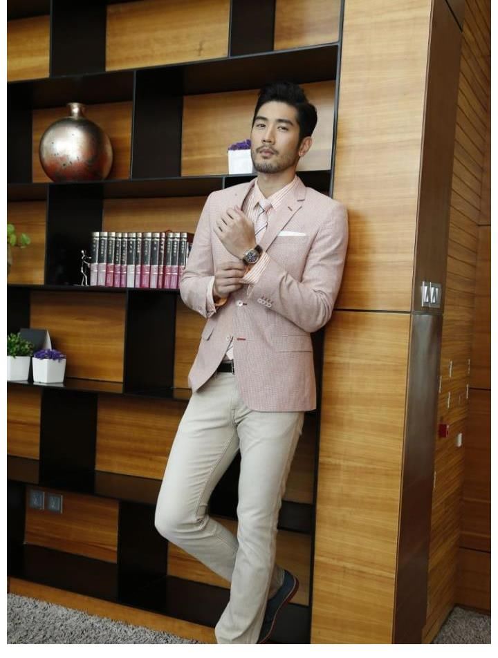 记者|主持人华少变身记者报道台风，在现场淋雨播报，遭到网友调侃降级