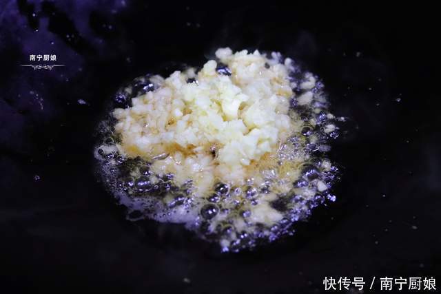 大虾别再白灼吃了,教你咸香又酥脆的美味做法,吃上一口就会上瘾