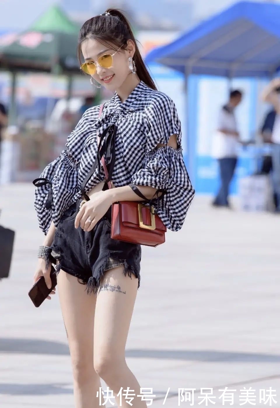 时尚靓丽|街拍偶遇不穿内衫的小姐姐,粉色V领衫,谁与争锋