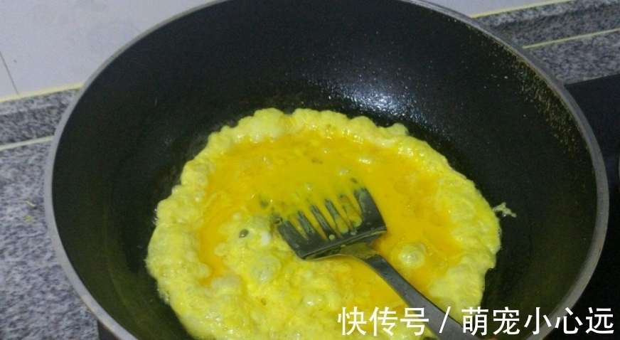 鸡蛋液|韭菜炒鸡蛋时,很多人把顺序弄错,怪不得鸡蛋不嫩,韭菜不翠绿