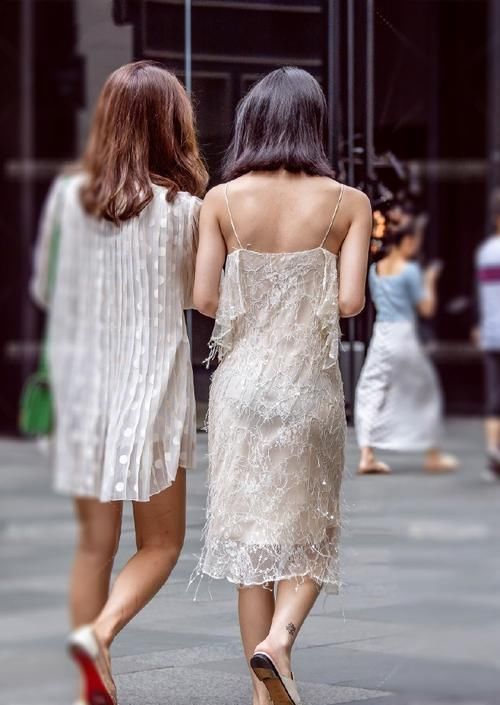 连衣裙的种类有很多|街拍小姐姐身穿一款白色的吊带裙,美得让人心动