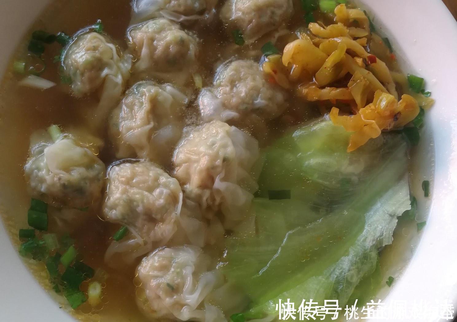 馄饨|小馄饨肉馅要加生粉吗?看馄饨店主如何调馅,鲜嫩抱团有诀窍