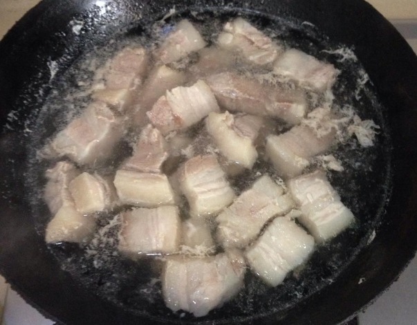 做红烧肉时,有种调料不能放,却总有人错放,难怪肉发柴不好吃