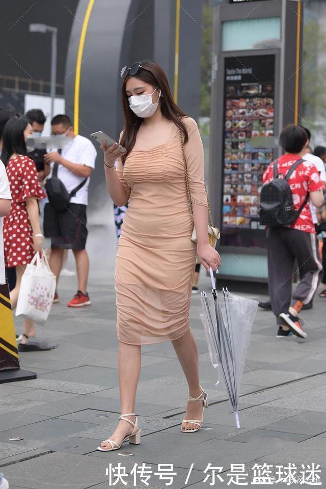 褶皱肉色连衣裙搭配粗跟高跟鞋,时尚有气质,简单又大方