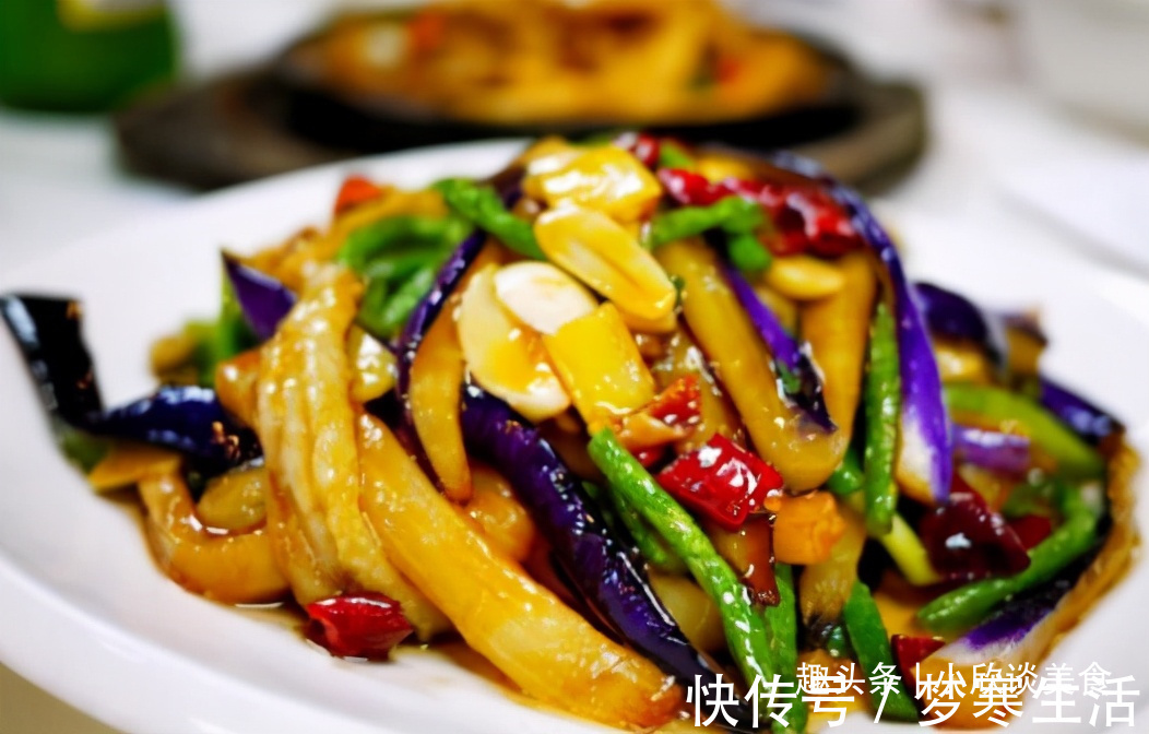 红辣椒|炒茄子先放油是不对的！饭店大厨：多加这2步，茄子不吸油不发黑
