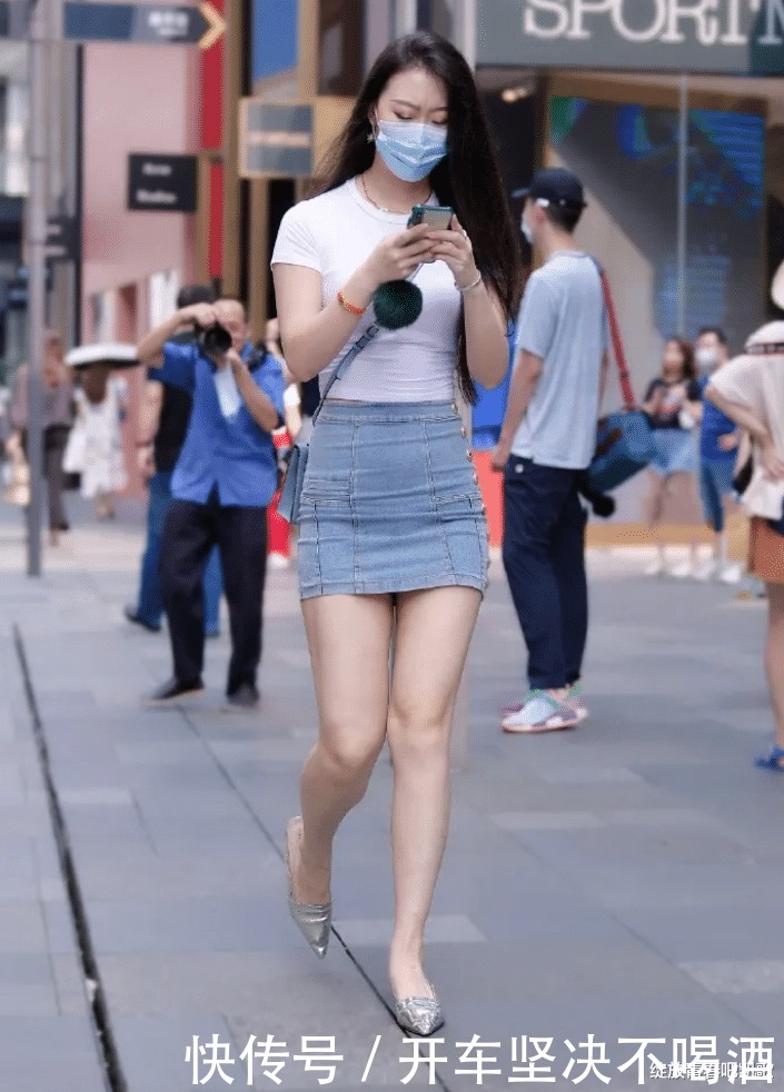 短袖|白色短袖圆领T恤,搭配时尚牛仔裙,展现出清新脱俗的一面