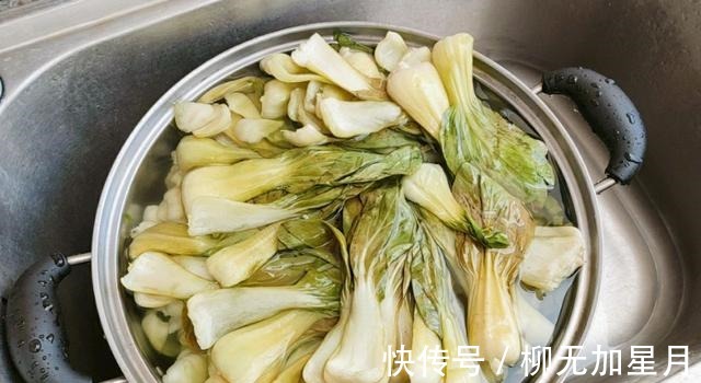 腌酸菜,别直接用盐腌,牢记3点,酸菜又酸又脆,味道正宗不易烂!