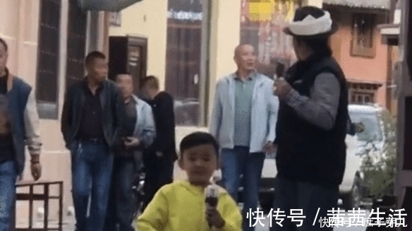 爷爷奶奶|趁人不注意,爷爷带娃偷吃冰激凌被逮个正着,同时躲闪简直怂极了