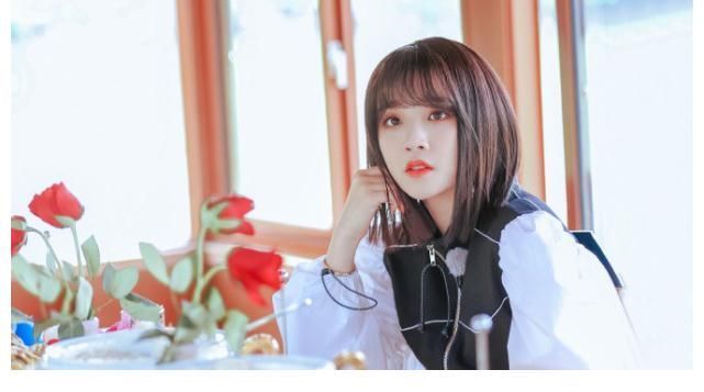 苗苗做游戲險些走光,宋雨琦幫忙遮擋,主動拉baby起身細節(jié)暖心