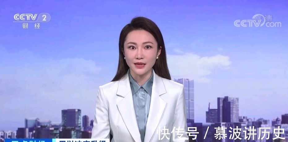 小孩|白影亮相《正点财经》，自称“笨小孩”，董卿赞其有文艺主持气质