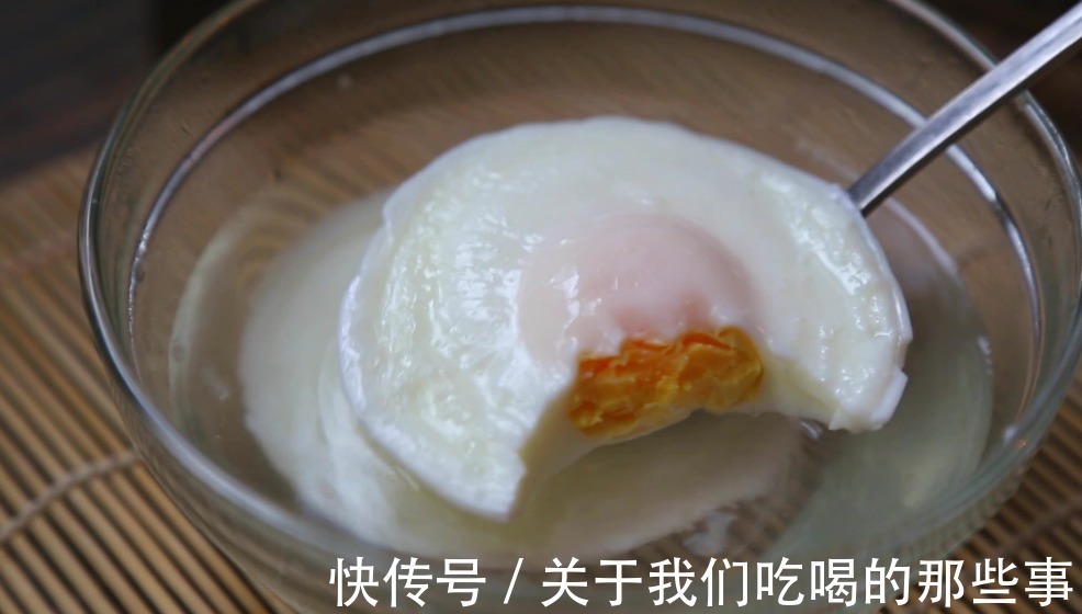 如何煮出完美荷包蛋？分享3种做法，个个圆润光滑，不散花不起沫