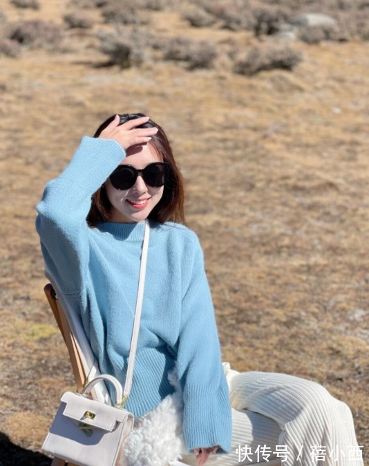 斜挎包 “针织衫”总是穿得平平无奇?建议你从颜色入手,轻松显白好几度
