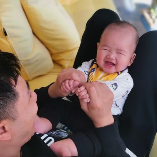 灯泡|李艾自曝产后脾气变好,晒母子拥抱超有爱,灯泡趴在妈妈肩膀萌翻