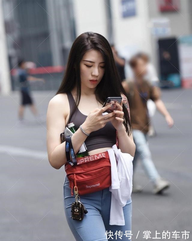 牛仔短裤 褐色背心搭配蓝色牛仔短裤，凸显女性的成熟气质，优雅显身材！