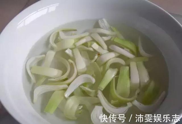 种球|朱顶红“烂了”是好事!切2刀养一个月,变成50株小苗