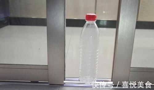 在门口放一个塑料瓶,太聪明了,解决了困扰大家的一大难题,真棒
